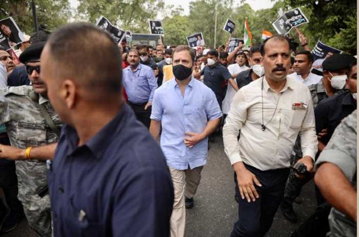 ईडी दफ्तर पहुंचे राहुल गांधी , पूछताछ जारी